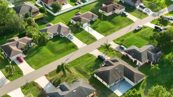 Повітряний вид на маленьке містечко Америка приміський ландшафт з приватними будинками між зеленими пальмами в тихому житловому районі Флориди.. - Кадри, відео