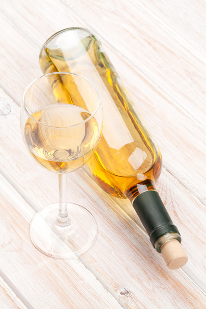 Witte wijn glas en fles - Foto, afbeelding