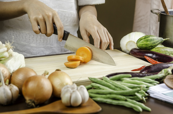 野菜を切る女 - 写真・画像
