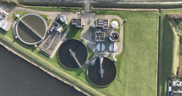 Water treatment facility that cleans and purifies water to make it safe for human consumption.coagulation, sedimentation, filtration, and disinfection. Aerial overhead view - Filmagem, Vídeo