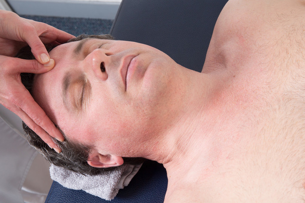 Un terapeuta haciendo masaje en el cuerpo del hombre en el salón de spa
 - Foto, Imagen