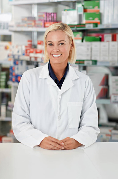 Аптека, портрет улыбки и медицинская женщина, стоящая готовая, уверенная и гордая в фармацевтическом аптеке. Врач, медицинский работник и здоровье счастье для здоровья или фармацевт медицины. - Фото, изображение