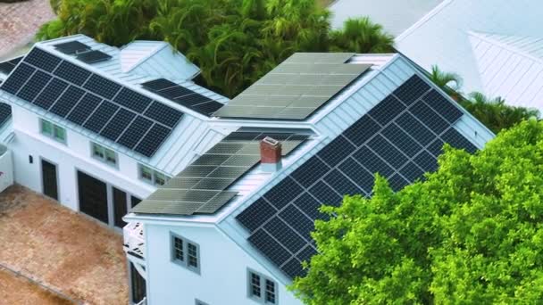 Großes neues Wohnhaus in den USA mit Solarpaneelen auf dem Dach zur Erzeugung sauberer ökologischer Elektrizität in ländlichen Vorstädten. Konzept des autonomen Heims. - Filmmaterial, Video