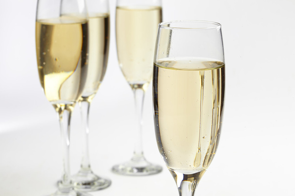 Verres à champagne sur blanc
 - Photo, image