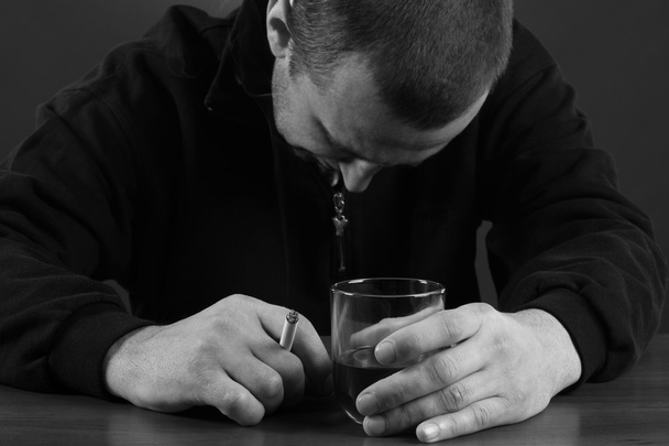 Alcohólico en la desesperación, fumador, problemas, hombre borracho, depresión
 - Foto, imagen