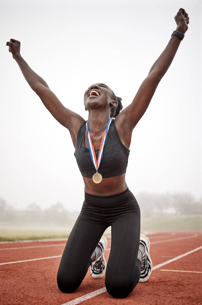 Я не можу повірити, що цей момент тут. молода жінка-спортсменка, яка святкує свій біг
 - Фото, зображення