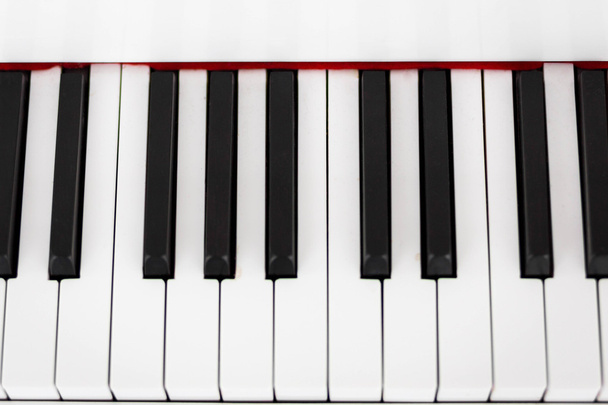 primo piano dei tasti del pianoforte. stretta vista frontale
 - Foto, immagini