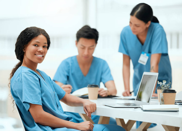 Давайте покладемо в роботу. молода жінка-лікар використовує ноутбук під час роботи в лікарні
 - Фото, зображення