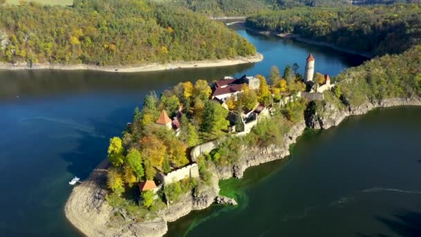 Zvikov kalesinin havadan görünüşü, Çek. Güney Bohemya Bölgesi 'nde Vltava ve Otava nehirlerinin kesiştiği yerdeki Zvikov kalesi. Çek Cumhuriyeti 'nin Bohemya' nın güneyindeki Zvikov Kalesi. - Video, Çekim
