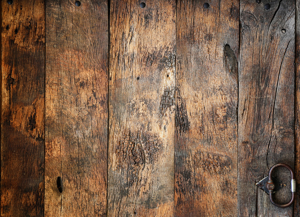 Vecchia porta in legno con elementi hardware
 - Foto, immagini