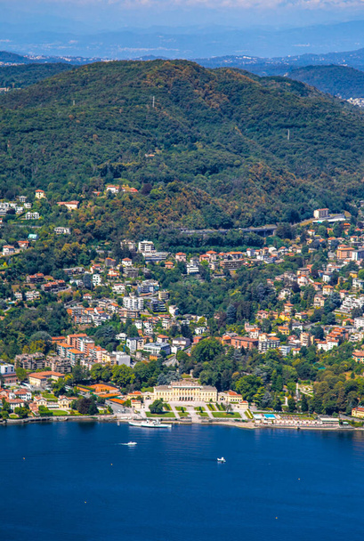 コモ湖、北イタリアでのコモ・ブルナテケーブルカーの眺め。高品質の写真 - 写真・画像