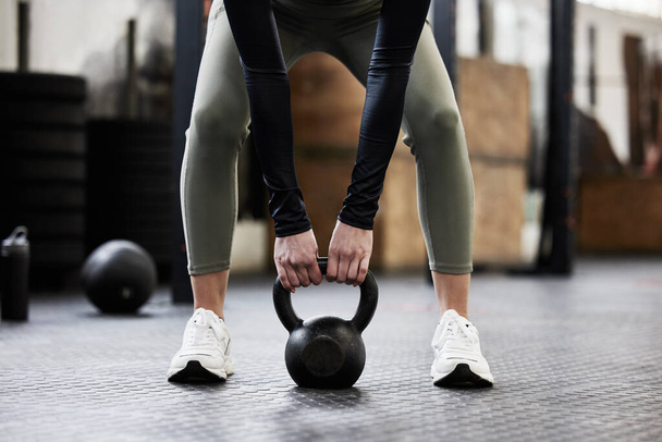 Im here to workout. a woman working out with a kettle bell - Fotoğraf, Görsel