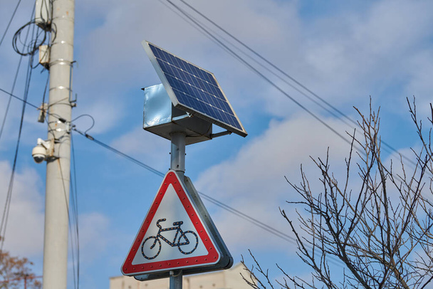 Solar panel on city road sign post, power for bus stop light, environmental friendly ecology electricity. Solar energy panel powered city infrastructure, ecological renewable solar energy - Foto, immagini