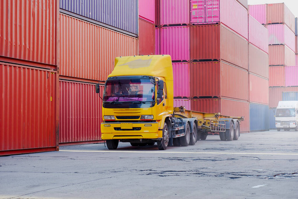 Ciężarówki w stoczni kontenerowej jako widok transportu - Zdjęcie, obraz