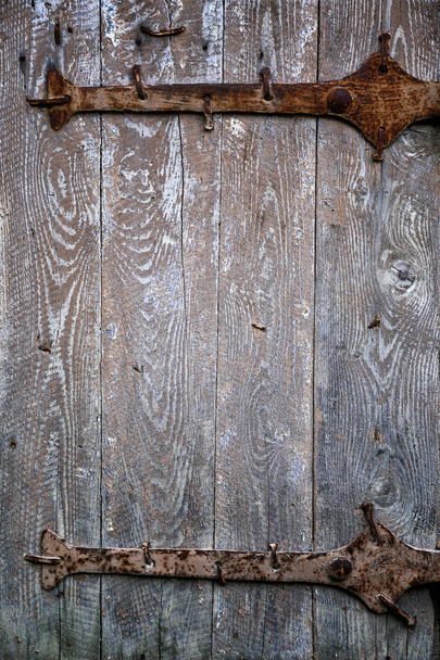 Puerta de madera medieval con elementos de hardware
 - Foto, imagen