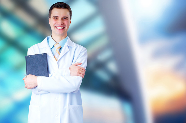 Médecin souriant avec stéthoscope sur le dos des hôpitaux
 - Photo, image