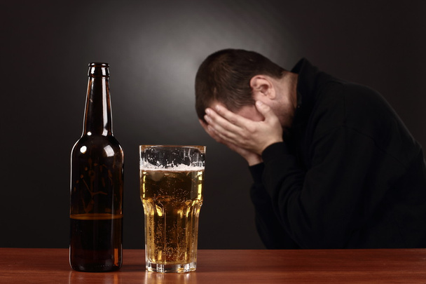 絶望、喫煙者、トラブル、酔っぱらい、うつ病でアルコール依存症 - 写真・画像
