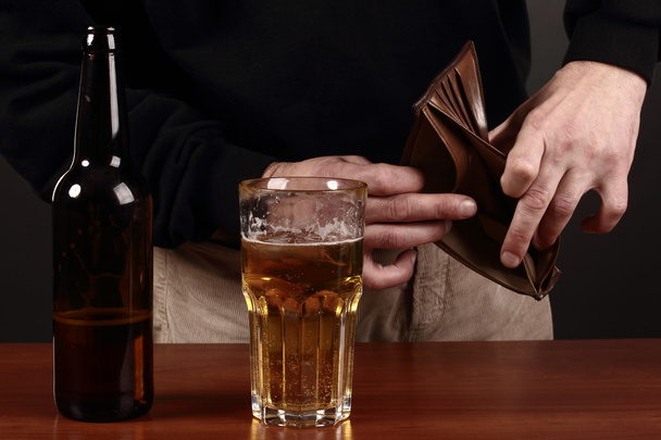 Alcohólico en la desesperación, fumador, problemas, hombre borracho, depresión
 - Foto, Imagen