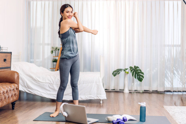 Portret sport azjatyckie piękno ciało szczupła kobieta w odzieży sportowej siedzi relaks i dziewczyna ćwiczy jogę i zrobić ćwiczenia fitness z laptopem komputera w sypialni w domu.Diet concept.Fitness i zdrowe - Zdjęcie, obraz