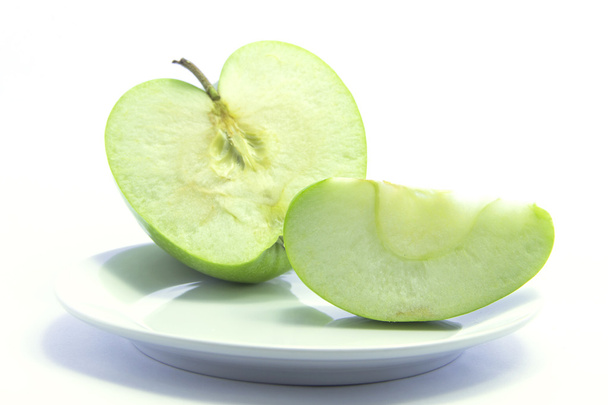 mela affettata fresca su piatto bianco - Foto, immagini