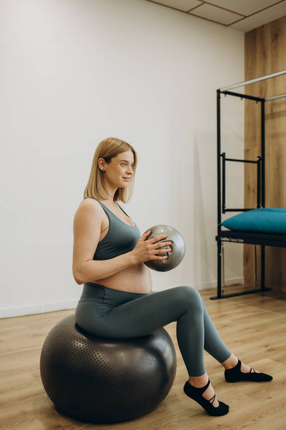 femme enceinte pilates exercice anneau magique avec fitball
 - Photo, image