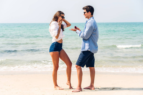 Διακοπές ρομαντική αγάπη νεαρό ευτυχισμένο χαμόγελο ζευγάρι στο ταξίδι του μέλιτος ταξίδι διακοπών στέκεται στην άμμο στην παραλία του γαλάζιου ουρανού διασκεδάζοντας και χαλαρώνοντας μαζί στην τροπική παραλία.Summer ταξίδια - Φωτογραφία, εικόνα
