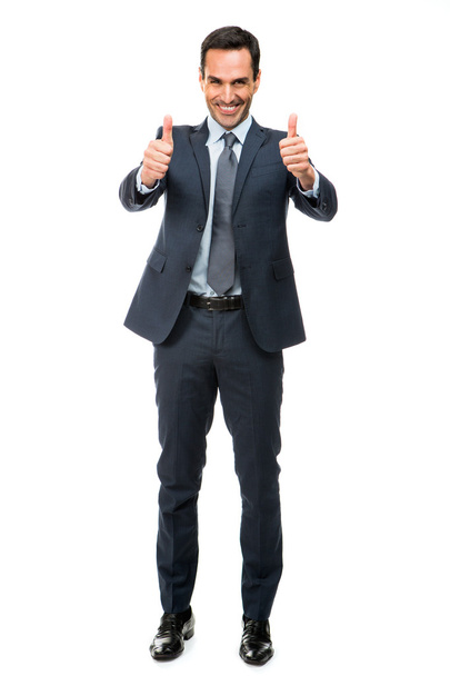 Täyspitkä muotokuva liikemies hymyilee ja osoittaa sormella kävellessään
 - Valokuva, kuva