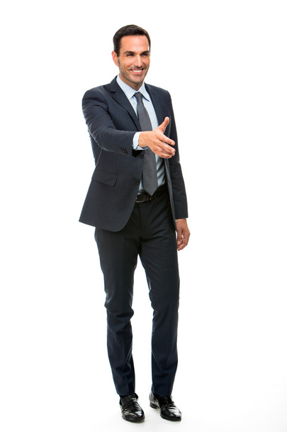 Volledige lengte portret van een zakenman glimlachend verhogen zijn arm voor handen schudden - Foto, afbeelding
