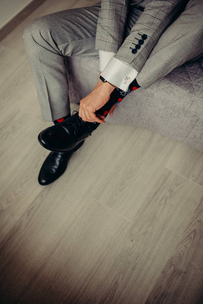Groom in gray suit with black shoes - Fotografie, Obrázek