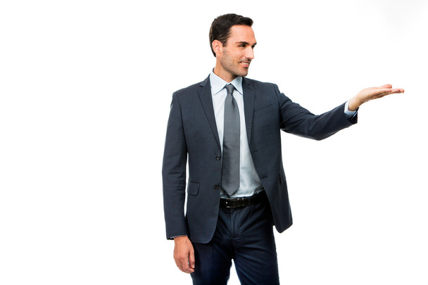 Halblanges Porträt eines lächelnden Geschäftsmannes im Anzug mit erhobenem Arm - Foto, Bild