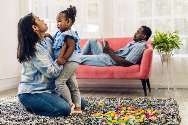 Porträt der glücklichen Liebe schwarze Familie afrikanisch-amerikanische Vater und Mutter mit kleinen Mädchen lächelnd Aktivität lernen und Geschick Gehirntraining spielen mit Spielzeug bauen Holzklötze Brettspiel Bildung Spiel zu Hause - Foto, Bild