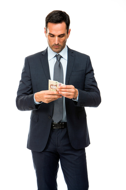 Puolituntinen muotokuva liikemiehestä laskemassa rahaa
 - Valokuva, kuva