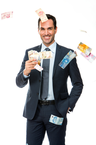 Μισό lenth πορτρέτο ενός επιχειρηματία χαμογελώντας στην πτώση χρήματα - Φωτογραφία, εικόνα