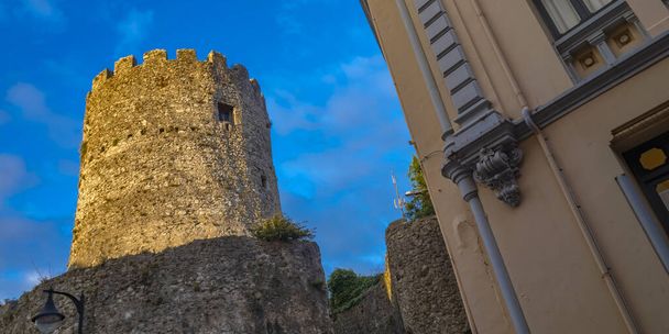 Llanesin torni, 1300-luvun keskiaikainen torni, espanjalainen kulttuuriomaisuus, Asturias Green Coast, Llanes, Asturias, Espanja, Eurooppa - Valokuva, kuva