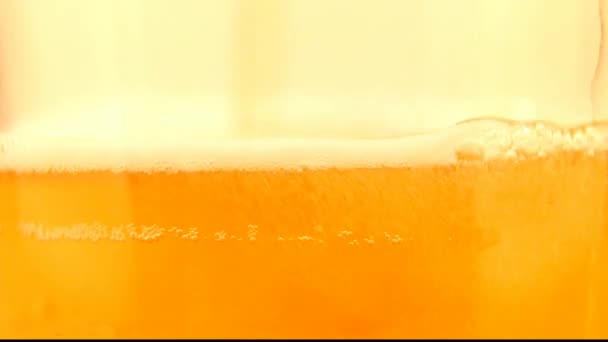 Close up de cerveja com bolhas
 - Filmagem, Vídeo