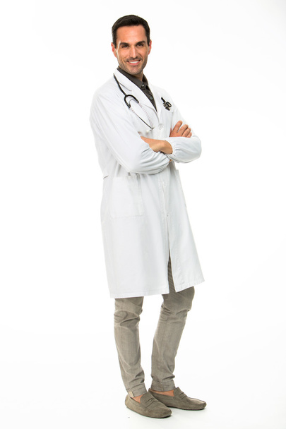 Retrato de cuerpo entero de un médico, sonriendo a la cámara con los brazos cruzados y el estetoscopio
 - Foto, imagen