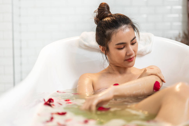 Retrato de sorrir de beleza feliz mulher asiática bonita limpo fresco saudável pele branca spa tratamento desfrutar de relaxar tomando banho e banheira com espuma de bolha spa na banheira no banheiro - Foto, Imagem