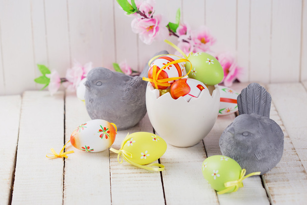 Πολύχρωμα Πασχαλινά αυγά και το πέτρινο πουλιά  - Φωτογραφία, εικόνα