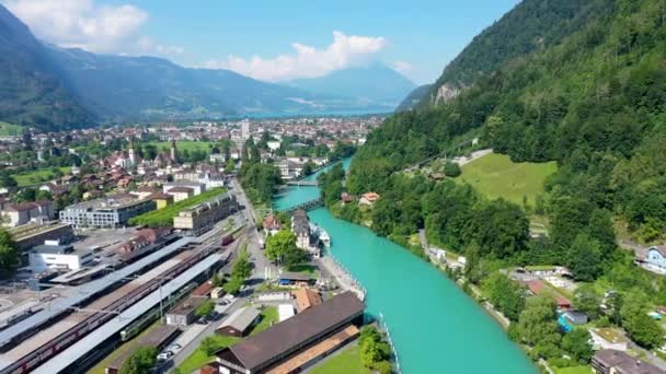 Widok z powietrza na miasto Interlaken w Szwajcarii. Piękny widok na Interlaken miasta, Eiger, Monch i Jungfrau gór i jeziora Thun i Brienz. Interlaken, Bernese Oberland, Szwajcaria. - Materiał filmowy, wideo