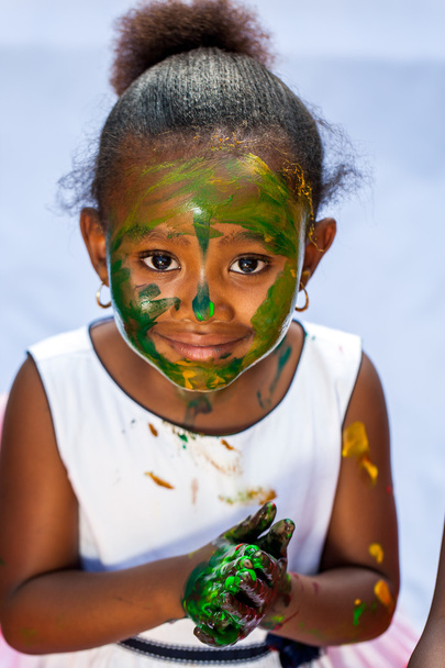 Linda chica africana en sesión de pintura
. - Foto, imagen
