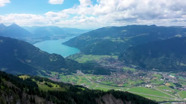 ベルン・オーバーランドのシニッジ・プラット・トレイルから美しいブリエン湖の景色. スイスのシニジプラットと呼ばれるスイスのアルプスで人気のある山, 空中ビュー. - 映像、動画