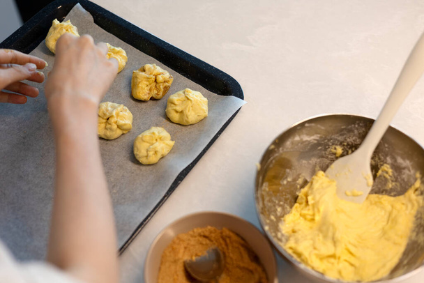 Making hotteok with sugar before baking, shape dough into a ball by hands - Zdjęcie, obraz
