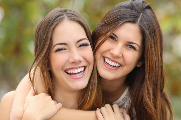 Deux amies riant avec des dents blanches parfaites
 - Photo, image