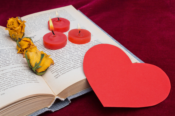 Trzy czerwone świece, leżącego na książki z papieru serca - Zdjęcie, obraz