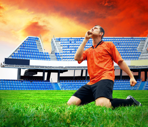Счастье футболиста после гола на поле стадиона и
 - Фото, изображение