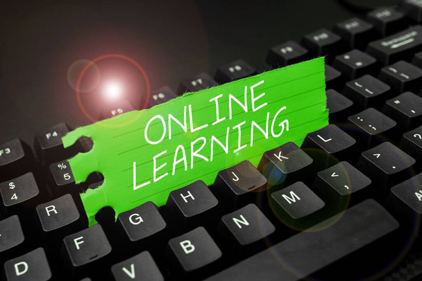 Bildunterschrift: Online Learning, Internet Concept Larning mit Hilfe des Internets und eines Computers - Foto, Bild