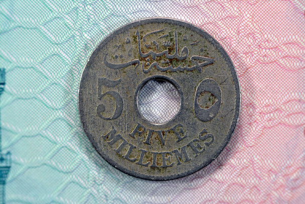 Historic ancient vintage retro old Egyptian 5 milliemes at the Era of Sultan king Hussien Kamel series 1917 AD 1335 AH features value in Arabic and English on a side and Date king name on other side - Foto, Imagen