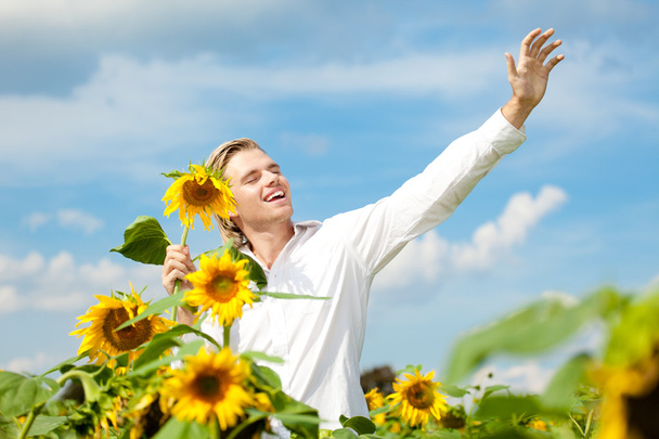 Mann glücklich mit Sonnenblume - Foto, Bild