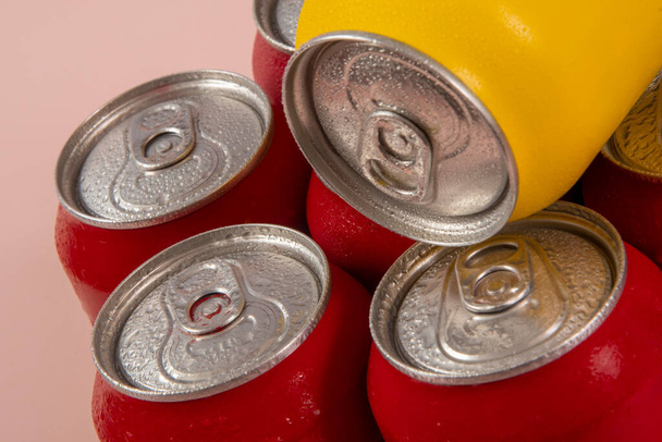 Grupo de latas de soda de aluminio, refrigeradas, congeladas y con gotas de agua - Foto, imagen