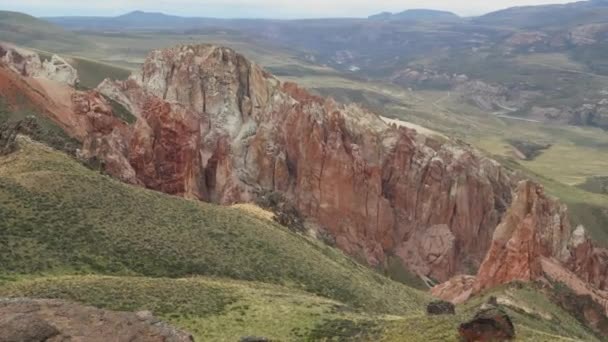 Rock formations on a hiking trail near the cuevas de las manos in the reserva Nacional Lago Jeinimeni in Patagonia near to Chile Chico - Filmmaterial, Video